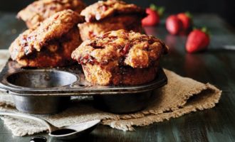 Маффины с клубникой и бальзамическим соусом